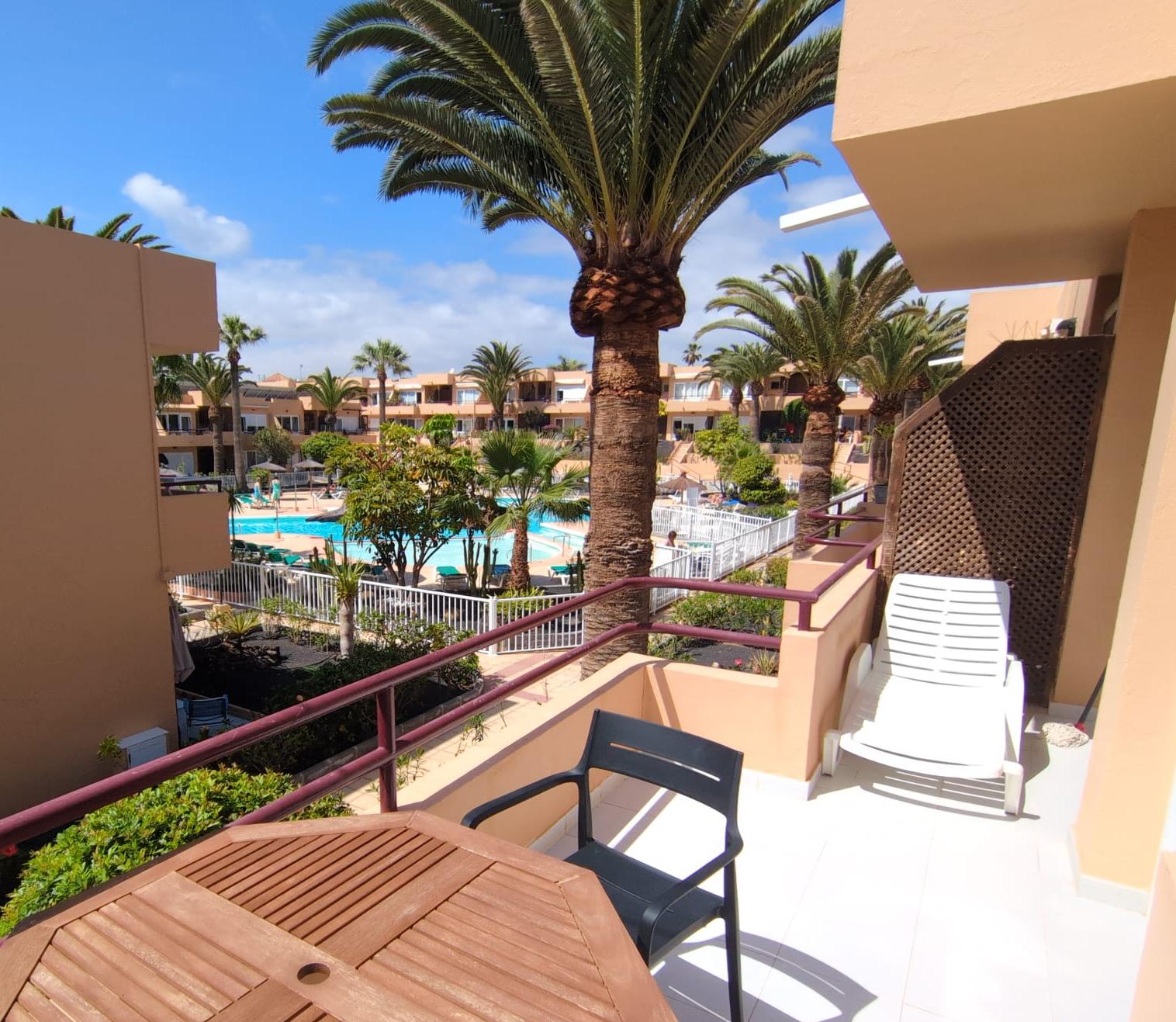 Terraza con vistas a la piscina
